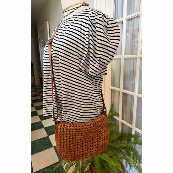 Chic Tan Woven Crossbody Leather Bag - Picture 2 of 8